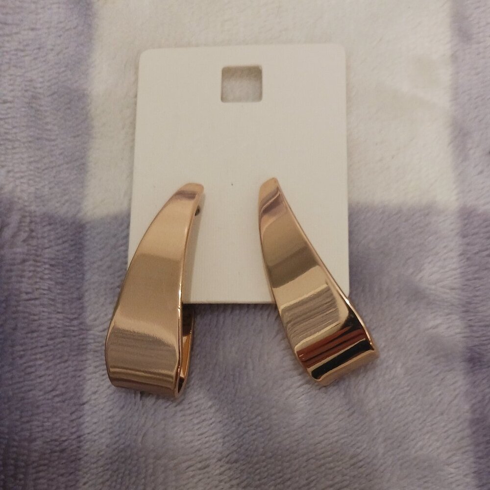 I Am Fashion Jewelry Gold Tone Wide Chunky Curved Hoop Statement Earrings